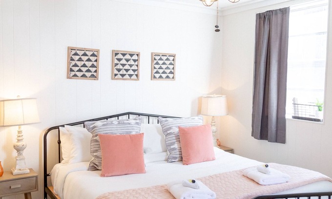 Knoxville Apartment | NoKno Flats The King Bed Suite ♚