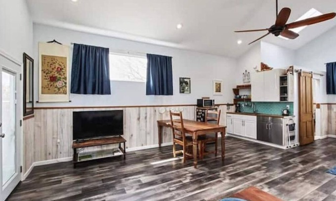 Holy Cross District Apartment | NOLA'S CASITA - Charming, modern studio space