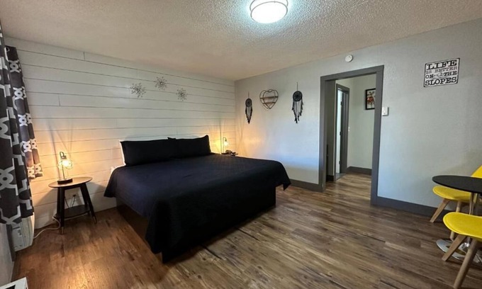 Stateline House | Non-Smoking King Room - NSK