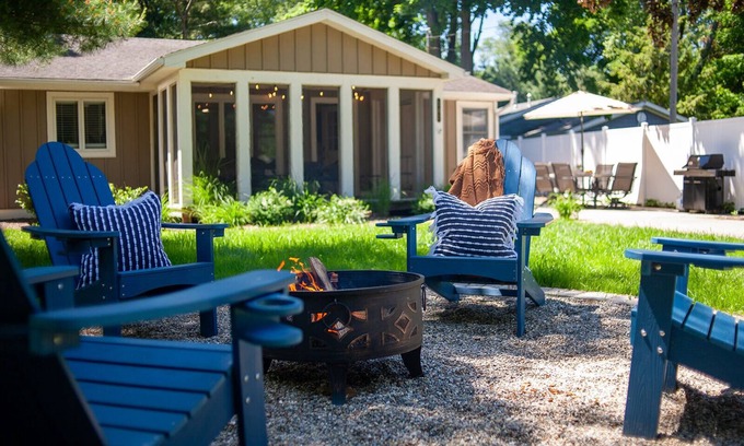 Saugatuck House | Nook on North - Quaint Cottage Steps From Downtown Saugatuck
