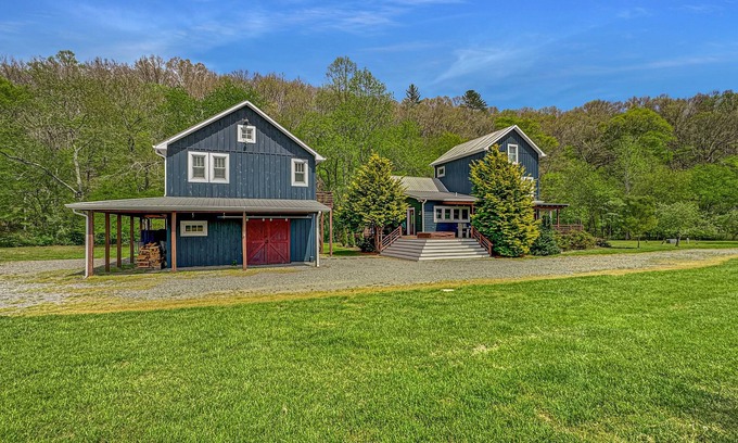 Cherry Log Cabin | Noontootla Cottage- A trout fisherman's paradise | Pet Friendly | Farmhouse cottage