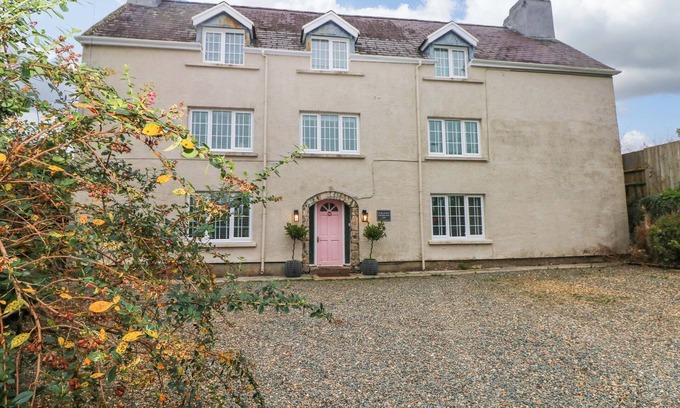 Tenby Cottage | NORCHARD FARM HOUSE, pet friendly, with hot tub in St Florence