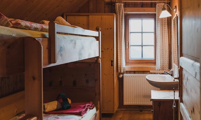 Millstatt Cabin | Nord - DZ mit Stockbett, Ostfenster und Almblick - Alexanderhütte
