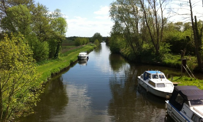 Geldeston House | Norfolk Broads Comfy Cottage. 500 yds River. Suffolk Broadland Village/Beach Hut