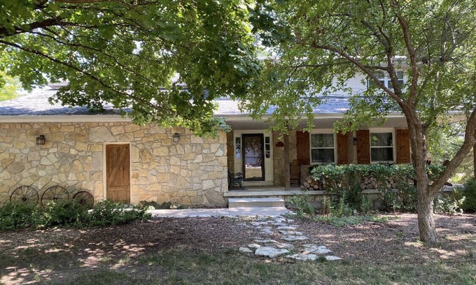 Manhattan House | North Arrow- Warm, Stylish, Edge of Town