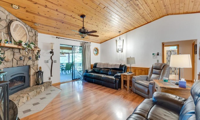 Murphy House | North Carolina Cabin with Deck, Bar and Pool Table!