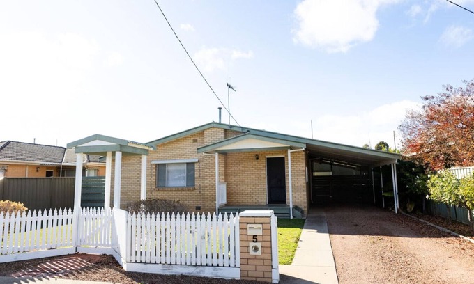 Shepparton House | North Central Spacious Charmer