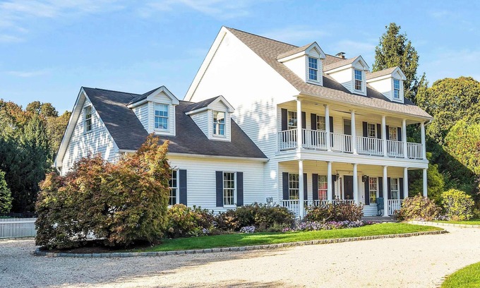 Laurel House | North Fork Manor: Heated Pool, Hot tub