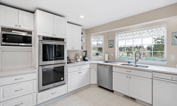 Edgewood Other | North Hill Homestead, 4 BR, king bed, jacuzzi tub, billiard room on 2.5 acres