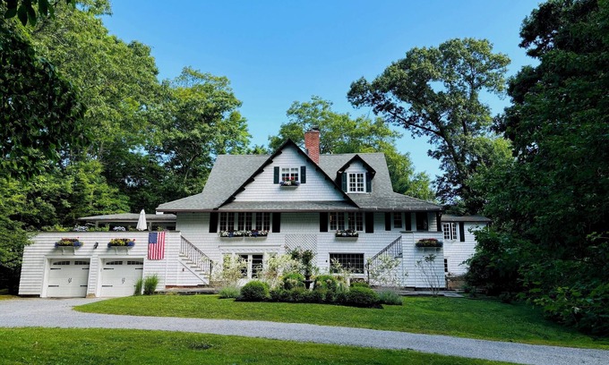 Shoreham House | North Shore Four-Bedroom Country Manor
