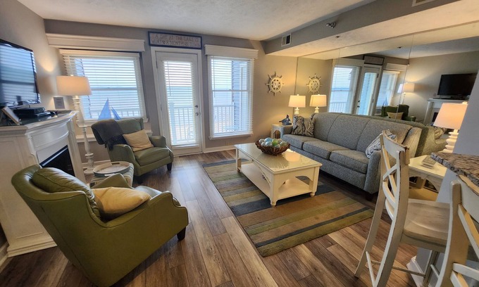 Traverse City Condo | North Shore Inn Traverse City - Unit 204