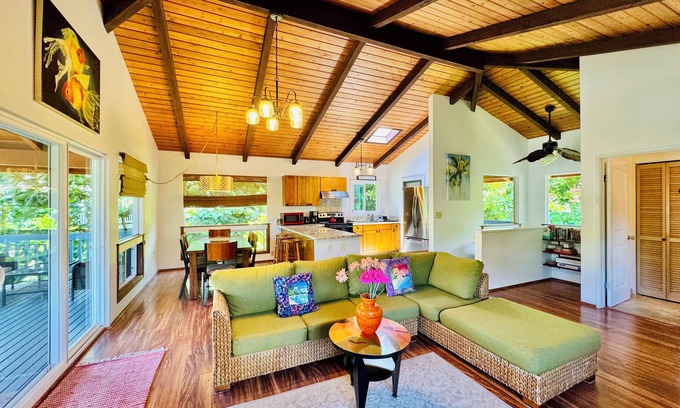 Wainiha House | North Shore Retreat Haena. Walk to beach, restaurant, bar, cafe. Dog Friendly!