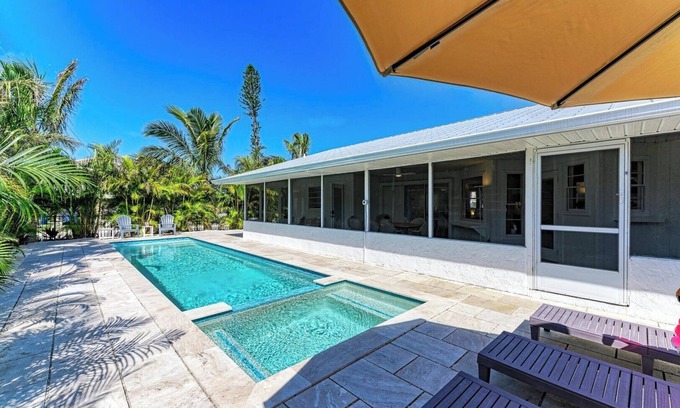 Anna Maria House | North Shore Very Walkable to AMI fun & close to the Beach, Stunning Pool