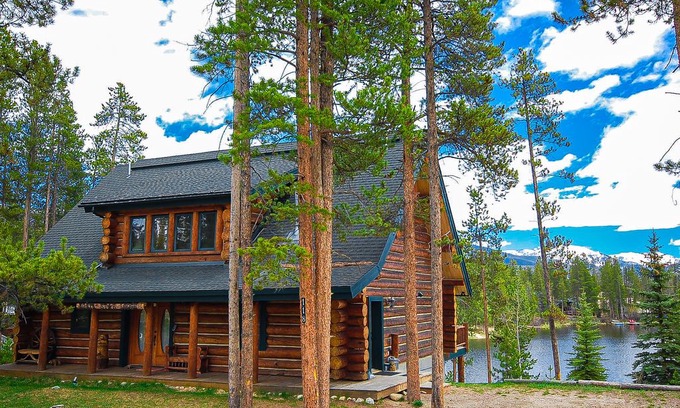 Grand Lake House | North Star Lodge - Luxurious log home furnished in beautiful lodge decor!