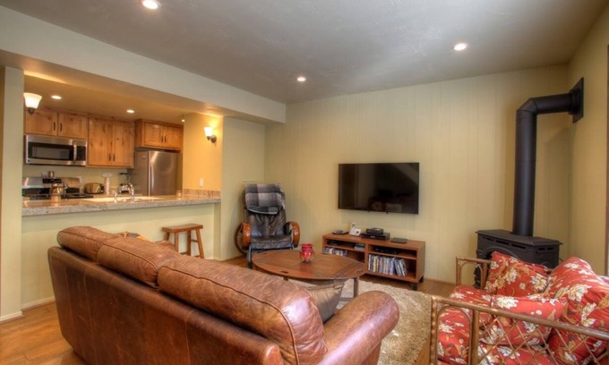 Lake Forest Condo | North Tahoe Condo, 2 Pools, Hot Tub, 0.5m easy walk to beach. Lvl 2 EV Charger