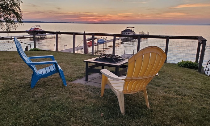 Prudenville House | North View Cabins #3 - 2Bed/1Ba Direct Waterfront Cabin on Houghton Lake!