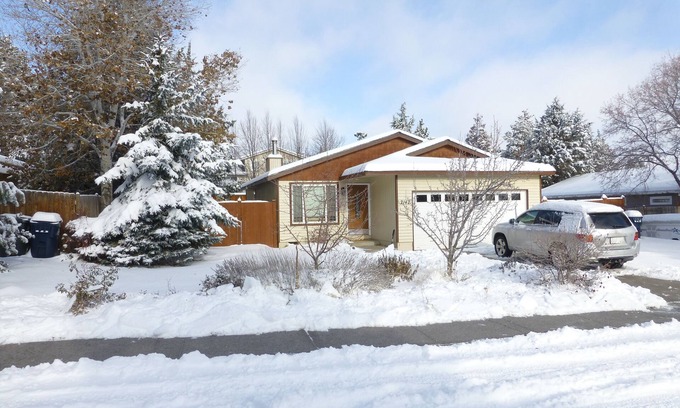 Mountain View House | Northeast Bend House - Fenced yard - EV OUTLET Level 1 -Dogs are welcome!