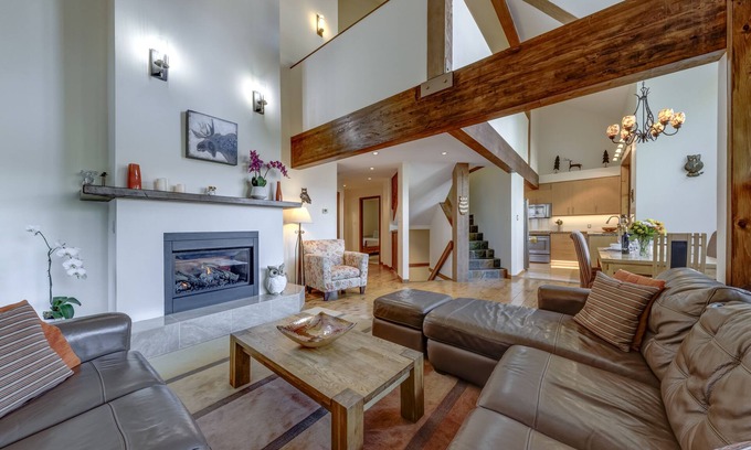 Whistler Village House | Northern Lights 21 – Ski in Walk out, Private Hot Tub, Fireplace
