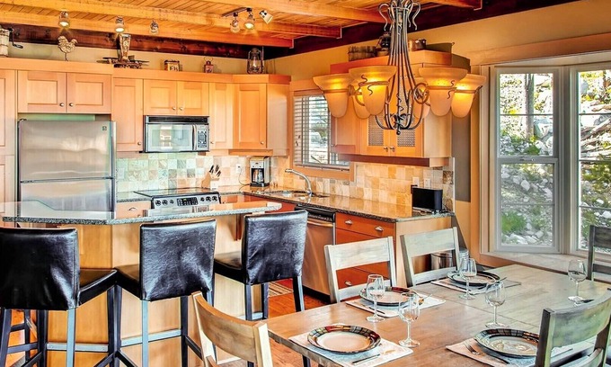 Snow Pine Estates Ski Chalet | Northern Lights at Big White