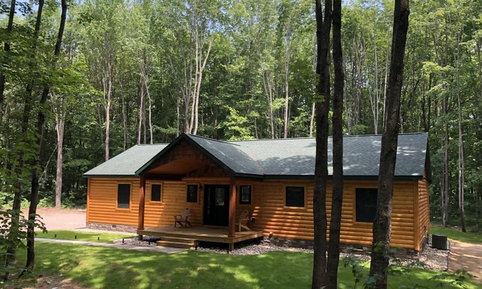 Elmira Cabin | Northern MI Log Cabin Inn–Hot Tub, Trails, Pools, Golf