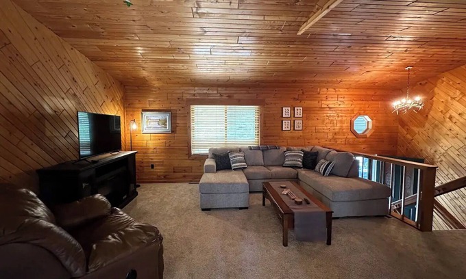 Lake Tomahawk Cabin | Northwoods getaway! Cozy 3-bedroom cabin in peaceful Lake Tomahawk with WiFi.