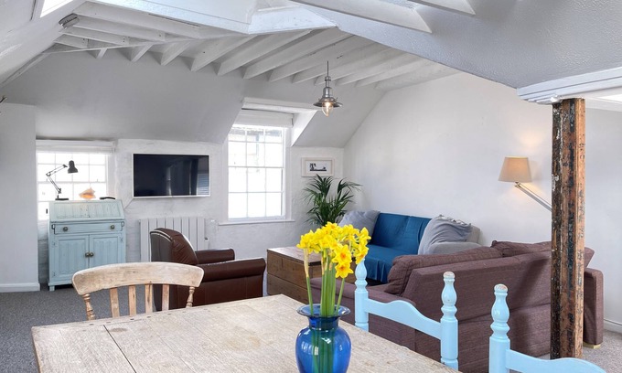 St Ives Cottage | Norway House Studio - a cottage that sleeps 5 guests in 2 bedrooms