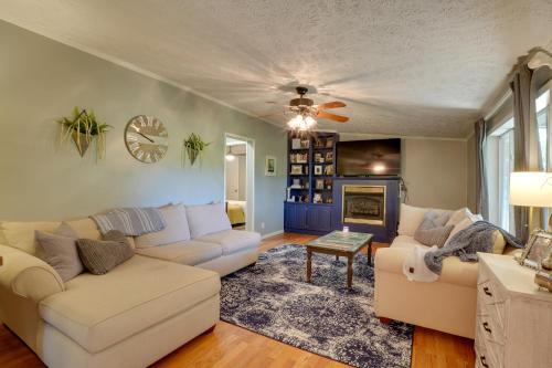 Rogers House | Noteworthy Cabin Grill, Walk to Beaver Lake!