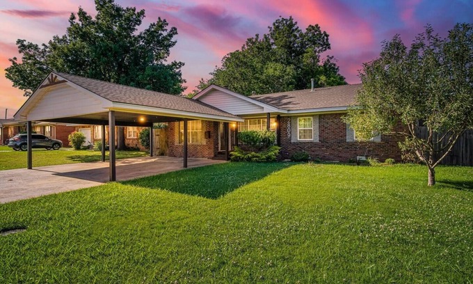 Central Oklahoma City House | Nouveau Nichols Hills | Trendy + Spacious