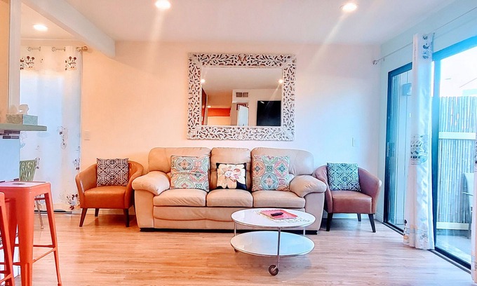 Hermosa Village House | Nov 27-Dec1/GVH4/Directly Access2Disney+Stylish+Wifi+Pools+Netflix+Parking+