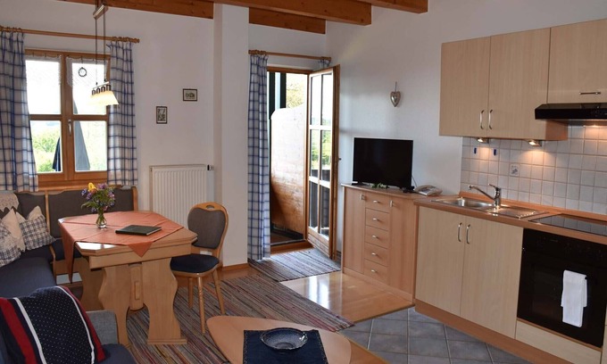 Bad Endorf Apartment | Nr. 3 Ferienwohnung, 38 qm Obergeschoss, 1 Separates Schlafzimmer