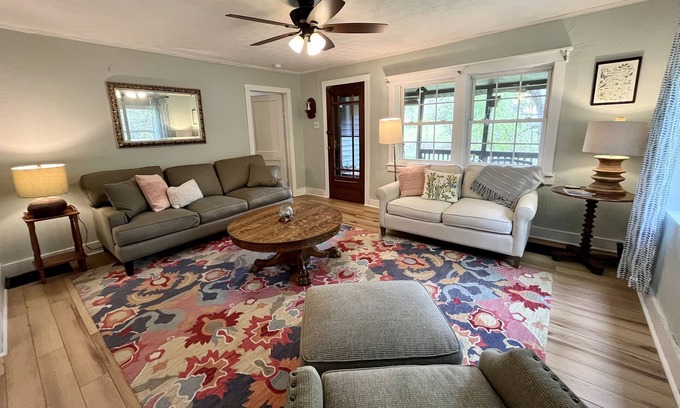 Fayetteville House | NRG, Peaceful cabin on 4 acres! 7 min to the bridge & 15 min to Hawks Nest Park