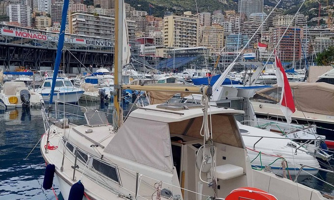 Monaco-Ville Boat Rental | Nuitées Féeriques sur Bateau Dans le Port Hercule de Monaco