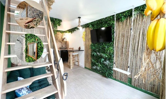 Souppes-sur-Loing Apartment | Nuit dans la jungle - love room