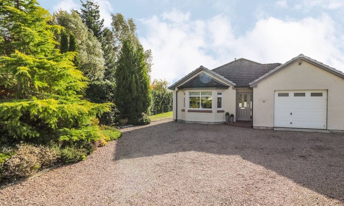 Marybank Cottage | NUMBER 11, family friendly, with hot tub in Beauly