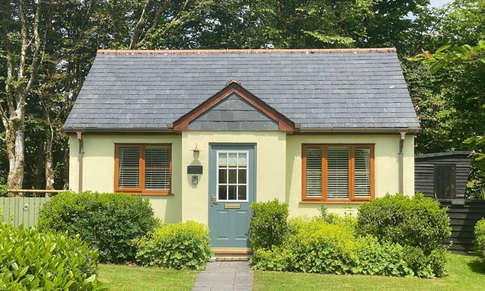 Camelford Cottage | NUMBER 17 BELL COTTAGE, pet friendly in Camelford