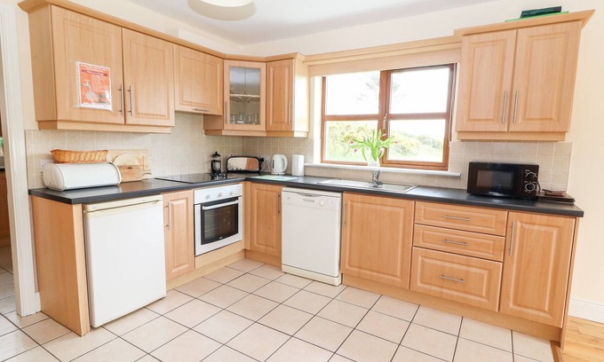 Lispole Cottage | NUMBER 7, family friendly, with a garden in Lispole, County Kerry