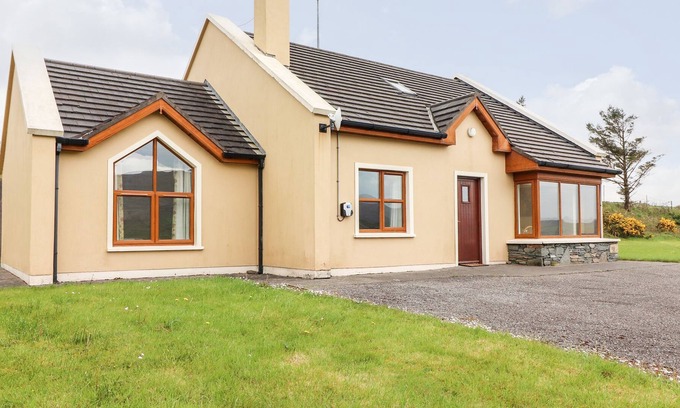 Lispole Cottage | NUMBER 7, family friendly, with a garden in Lispole, County Kerry