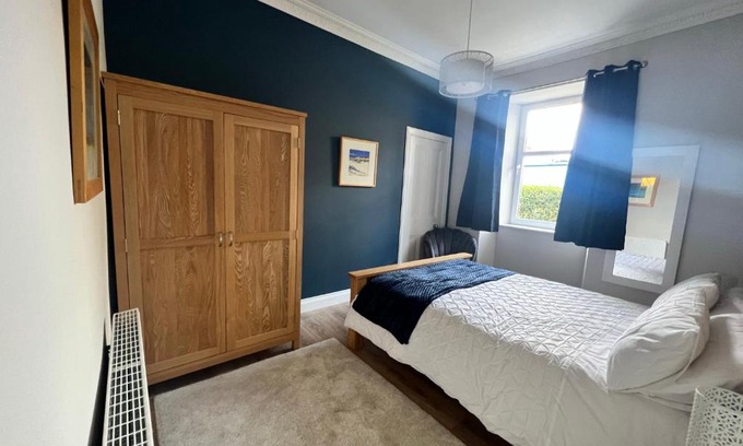 Helensburgh Apartment | Number 79, Cosy Central Helensburgh 1 Bedroom, ground floor pet friendly, garden