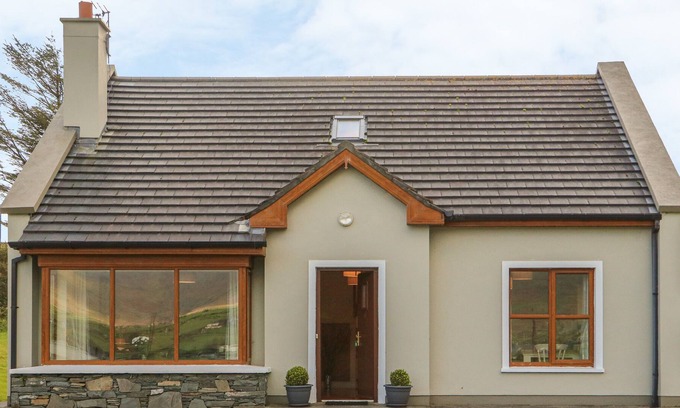 Lispole Cottage | NUMBER 8, pet friendly, with a garden in Lispole, County Kerry
