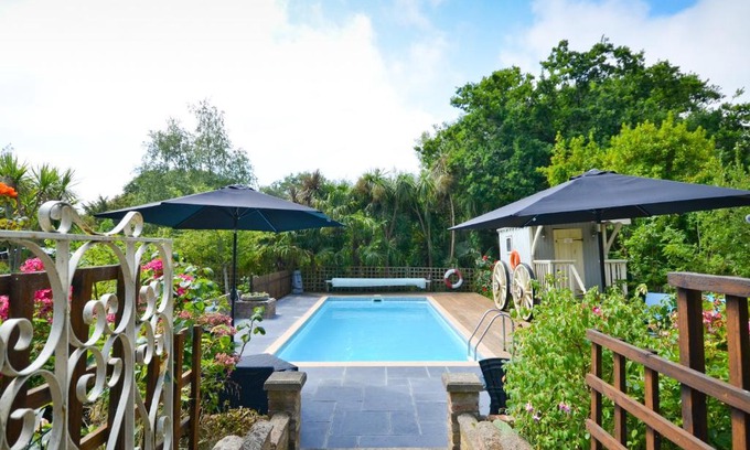 Whippingham House | Nutkins Retreat
