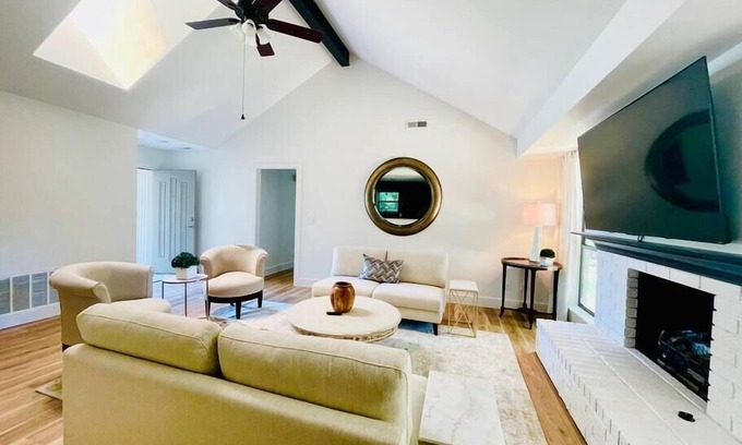 Fayetteville House | NWA Retreat by Scull Creek. Centrally located