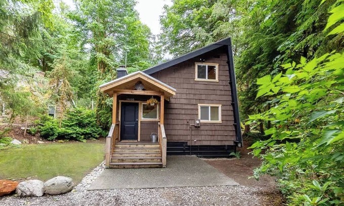 Verlot Cabin | NWPADS-Verlot River Cabin - Hot Tub-Firepit-Beach