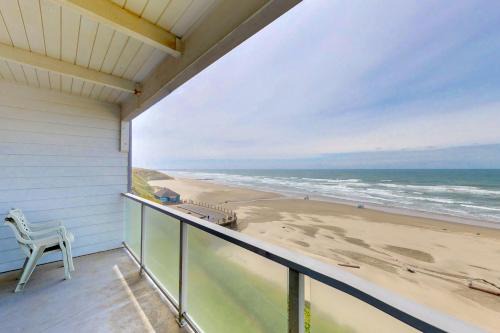 Newport Apartment | Nye Beach Lighthouse Vista