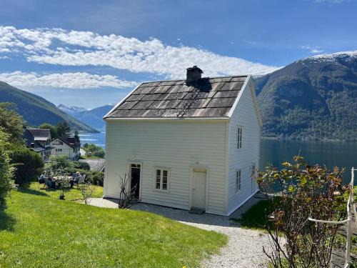 Aurland House | Nyrestaurert hus fra 1700-tallet