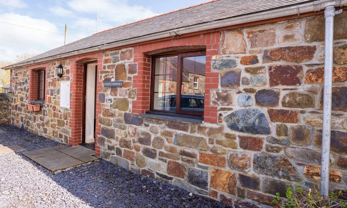 Llanengan Cottage | NYTH Y WENNOL, pet friendly, character holiday cottage in Abersoch