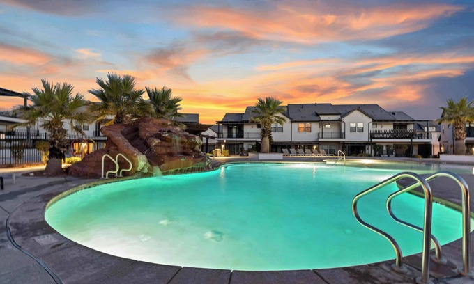 Ivins House | O-50| Resort Home! Private Hot Tub * Resort Pool * 2 Family Rms