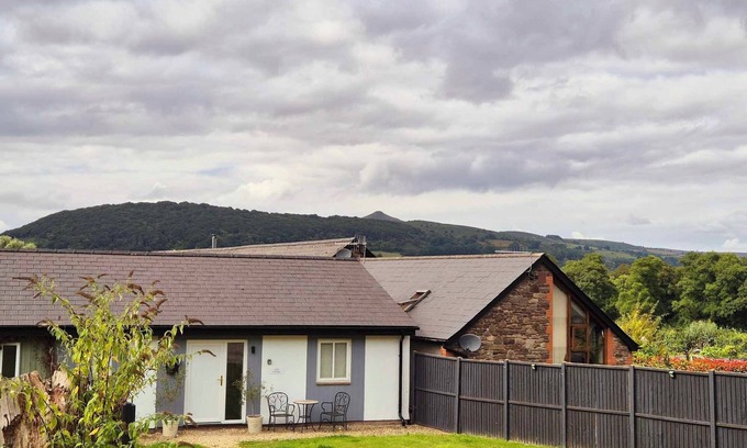 Abergavenny Cottage | Oak Cottage - Perfect for Walking, Exploring and Relaxing. Pet Friendly