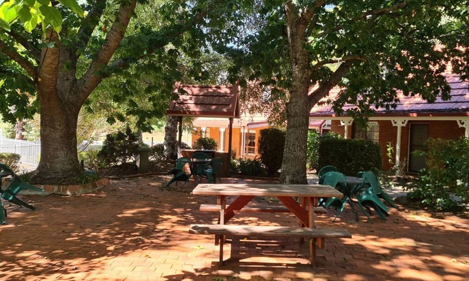 Bright House | Oak Cottage - Tudor Village Unit 5