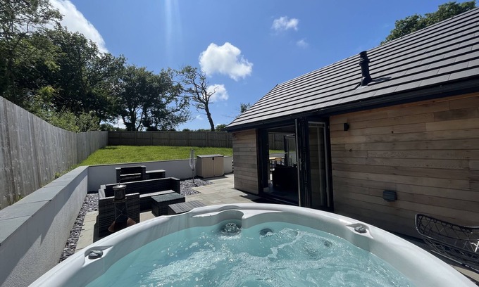 St. Florence Cottage | Oak Cottage with large garden and hot tub