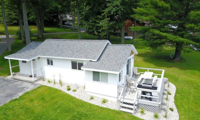 Ludington Cottage | OAK - Grace Landing Cottages With Stunning Sunsets Over Hamlin Lake